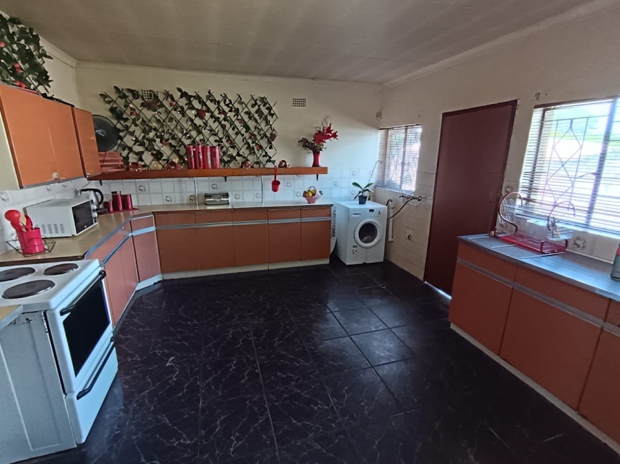 5 Bedroom Property for Sale in Oos Einde North West